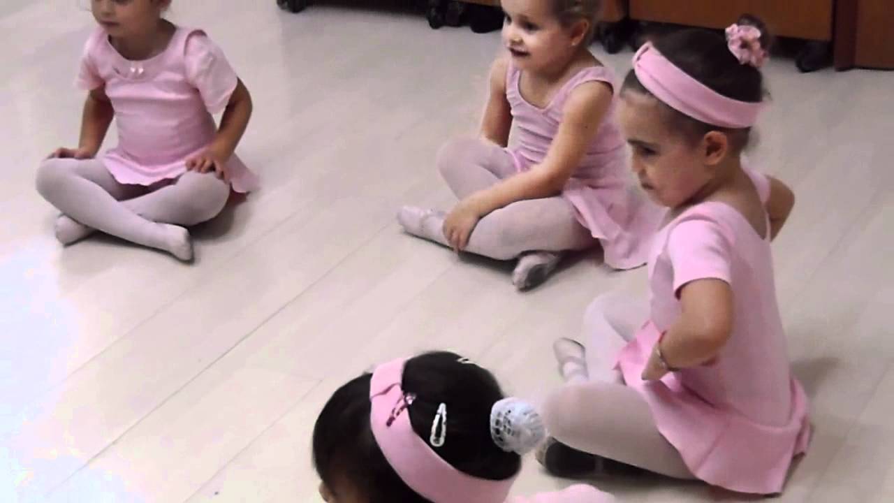 Aula de Balé com a professora Amanda Leal na Creche Criativa - 01