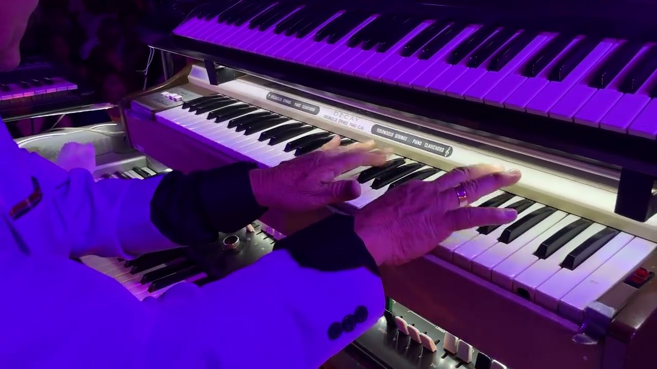 16 ALLÁ EN MI PUEBLO / ENAMORADO DE VERDAD - KARMELO Y COMPAÑÍA DESDE MONTERREY, N.L. (2025)