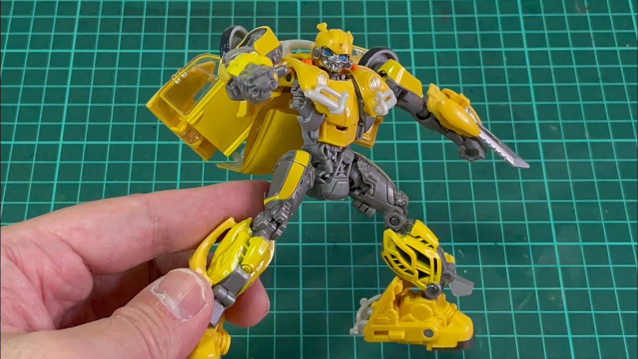 Transformers Studio Series 117  Bumblebee Film Deluxe Class Bumblebee (Robot mode to Car mode)