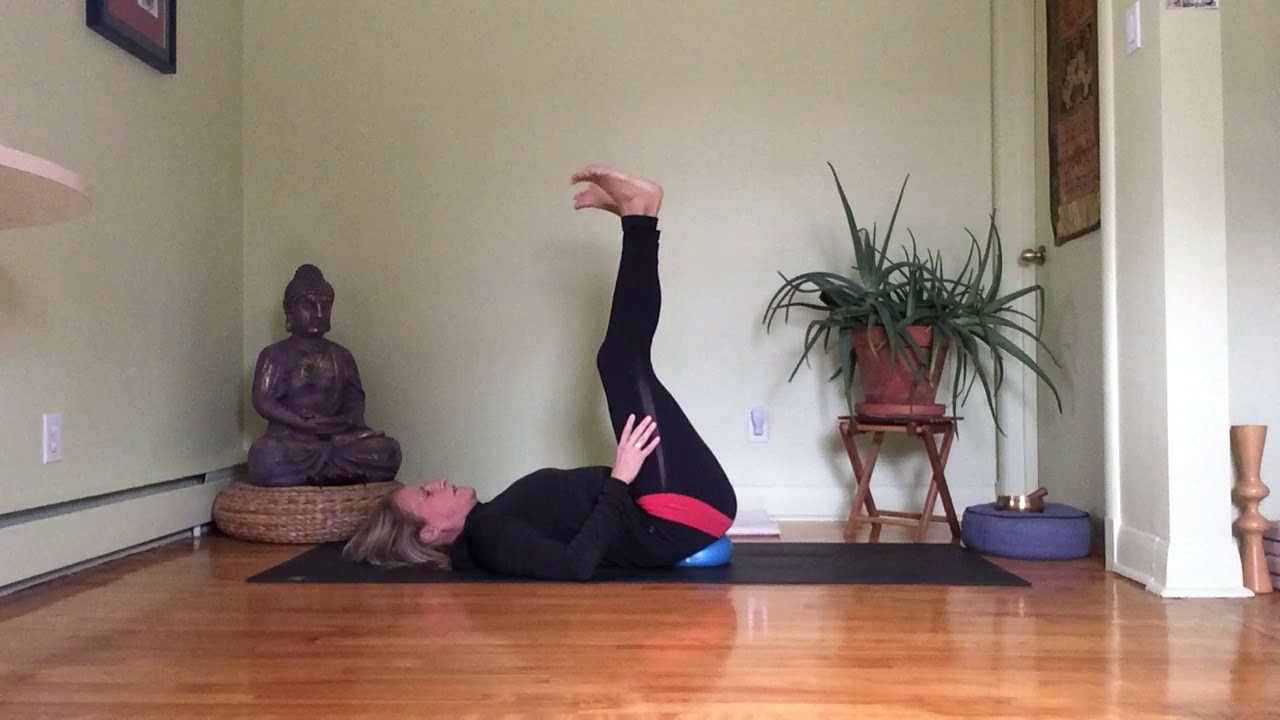 Yoga massage avec petit ballon