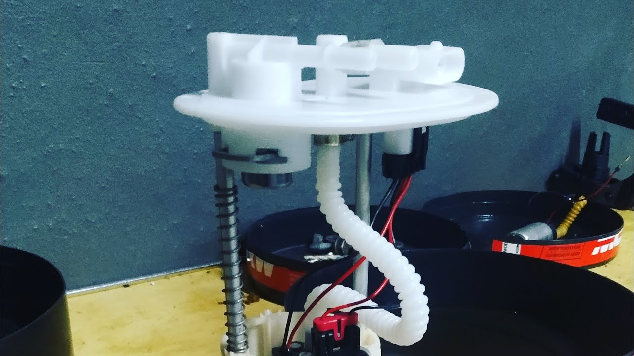Como colocar a mangueira corrugada da bomba de combustível na flange da bomba. Ferramenta top.