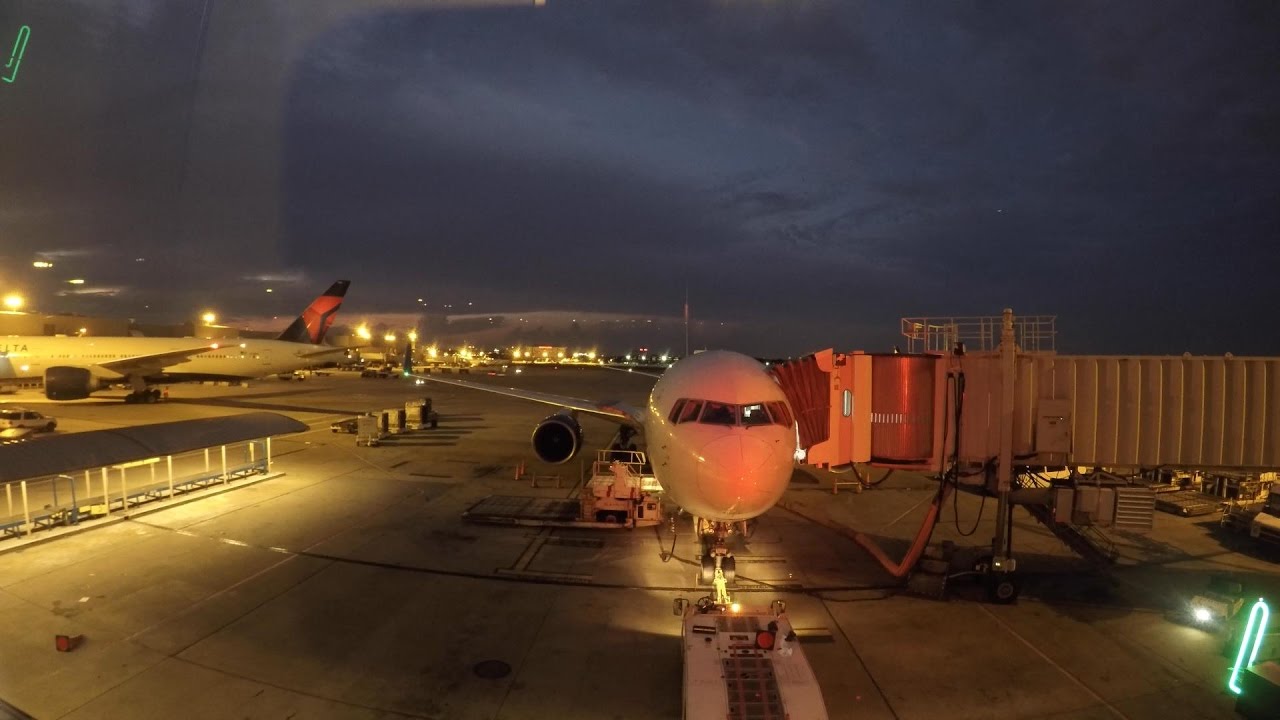Delta Air Lines 767 ATL to LHR *full flight* w/EXTRAS!