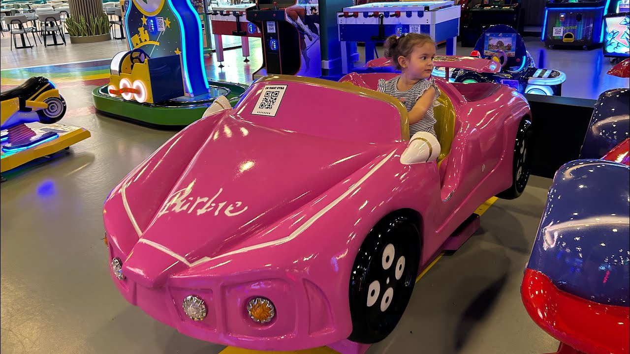 Öykü Oyun Alanında Barbie Arabasına Bindi 