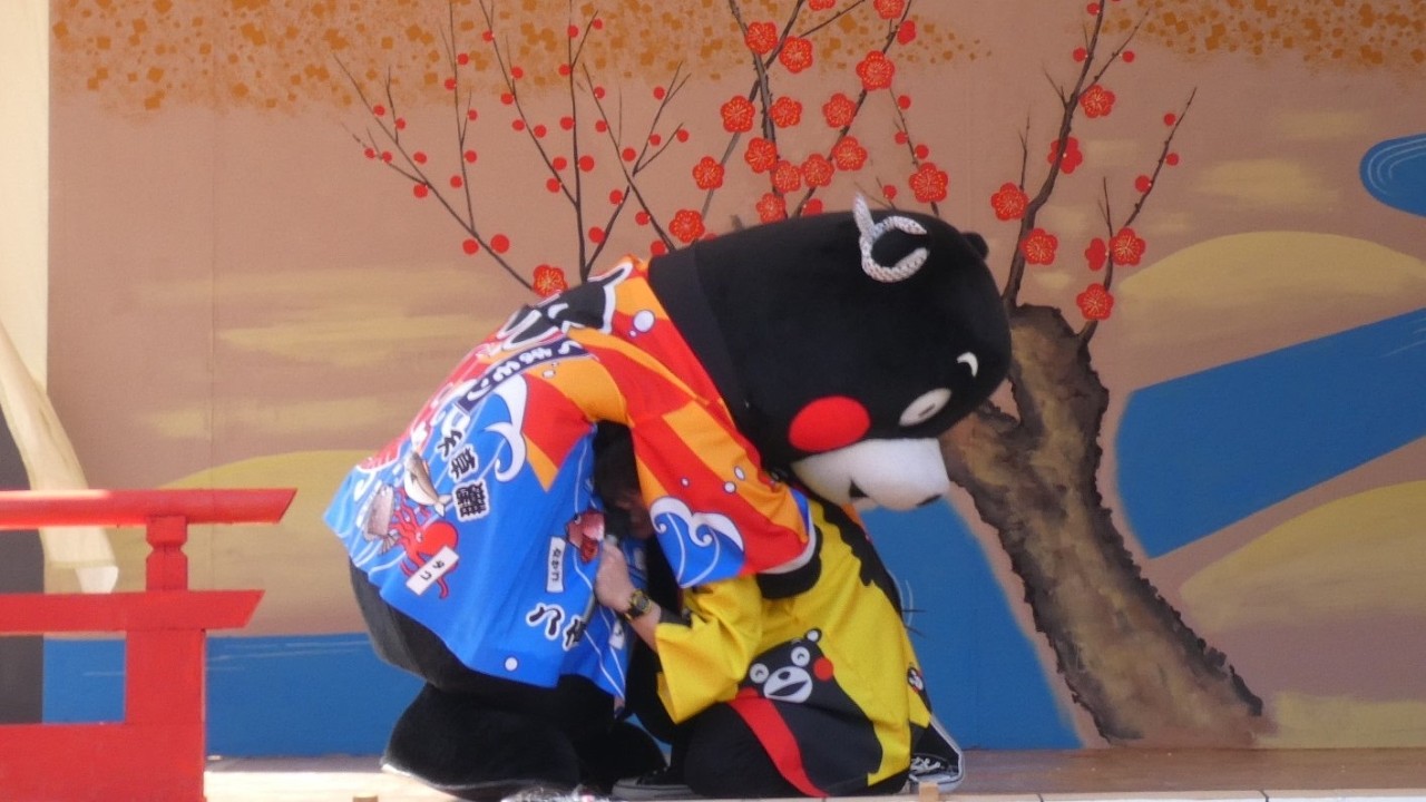 くまモンとお兄さんのスケートペア、泣きじゃくるお兄さんを抱き寄せるくまモンw(冬季オリンピックを堪能したくまモンでした)＠湯島天神2026/02/23