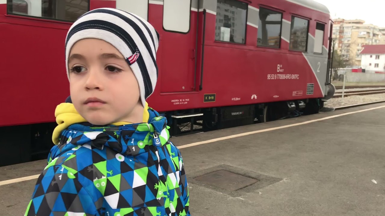Activitate feroviara in Gara Pitesti in prima zi cu ora de vara cu aroma de portocală LDH