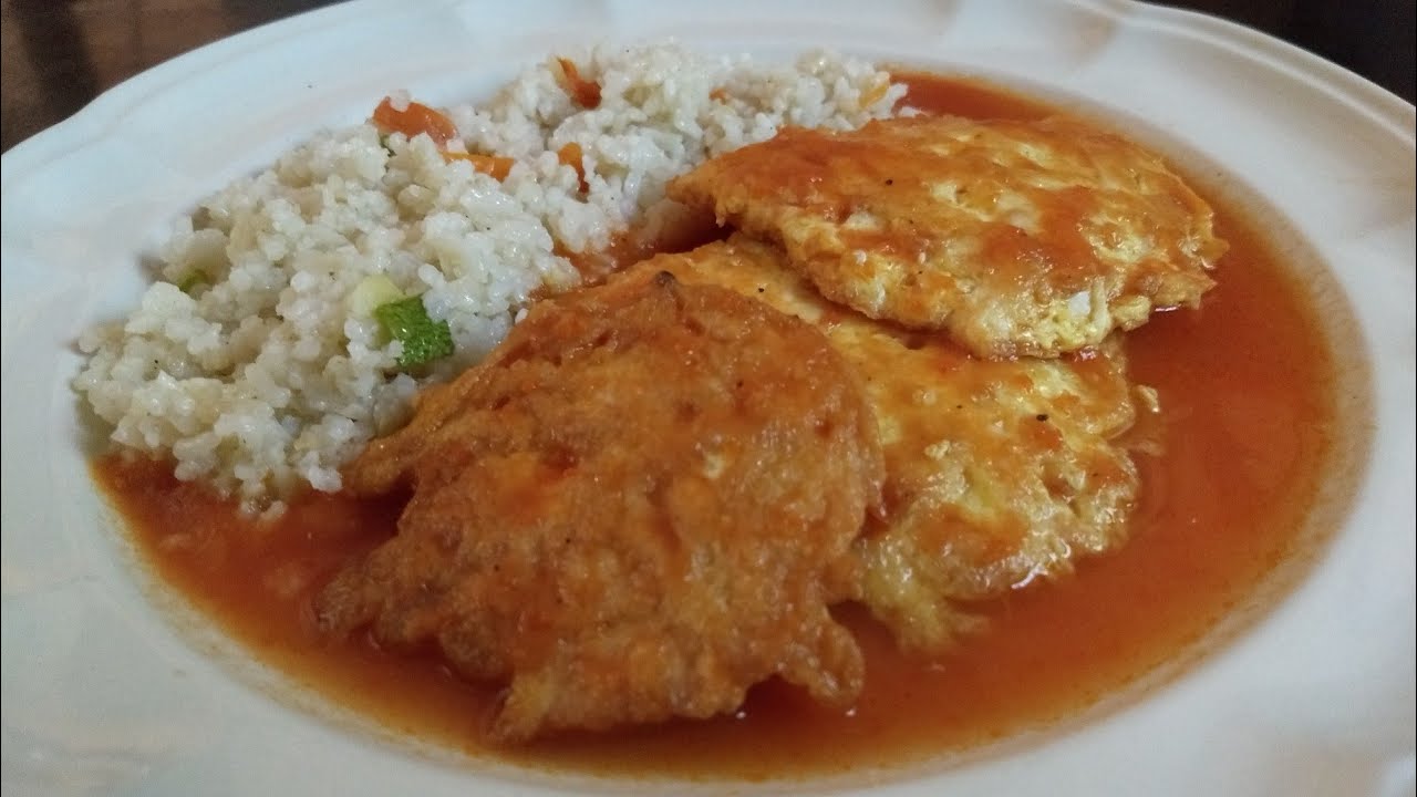 Tortitas de pechuga de pollo en caldito de jitomate.
