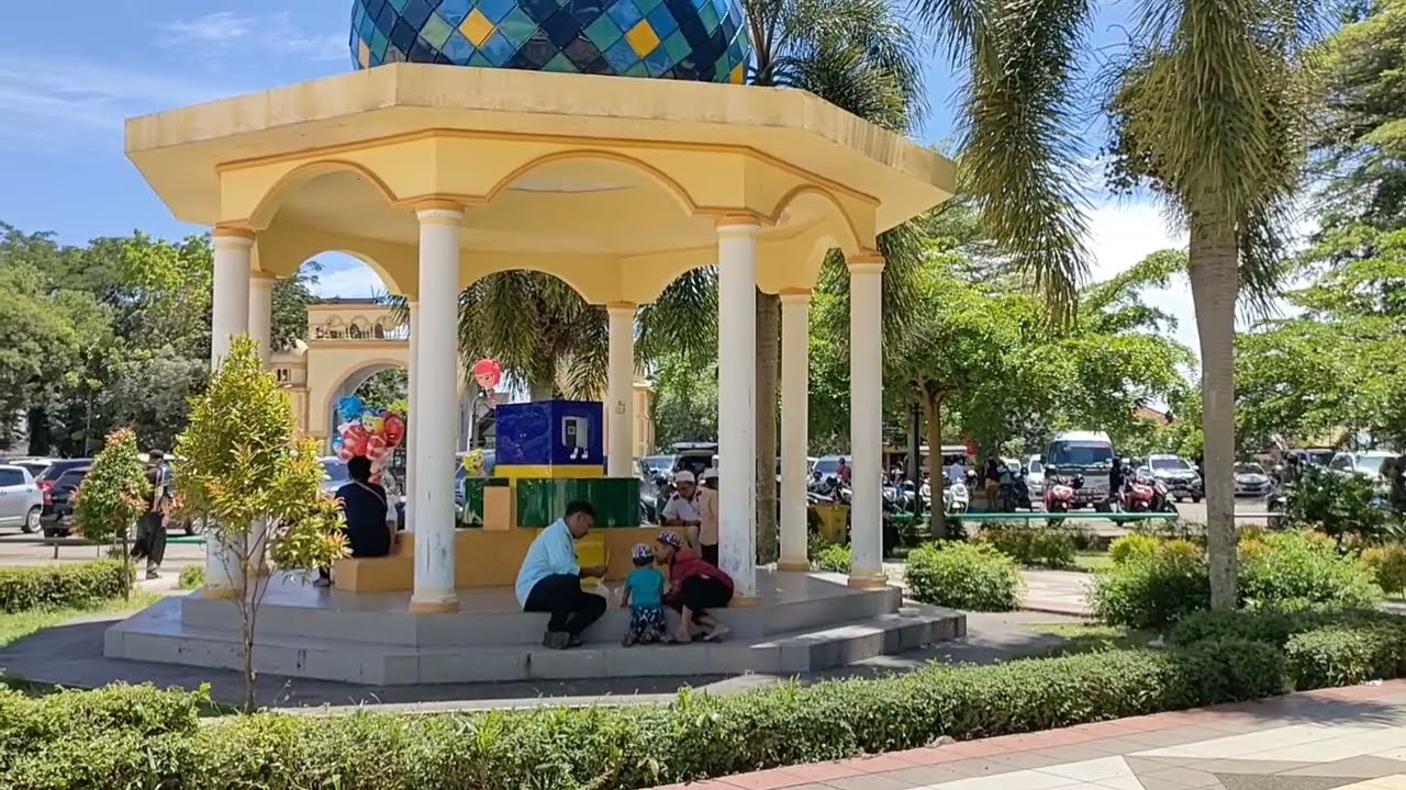 Mesjid Agung Al Karomah Martapura - Menikmati Suasana di Taman Mesjid - Bikin Adem