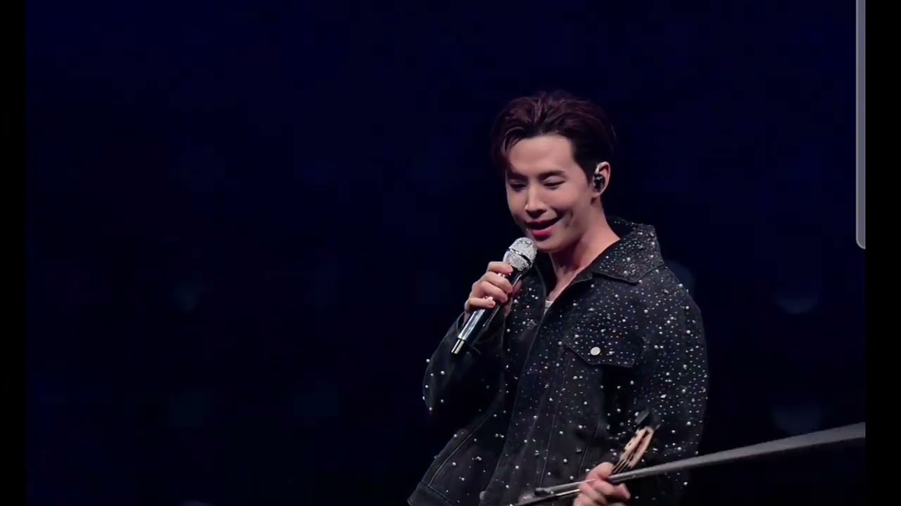 URBANREVIVO 特邀神秘秀场表演嘉宾 Henry Lau #henrylau #헨리 #劉憲華 #moonlight #summersky #closertoyou #20250923