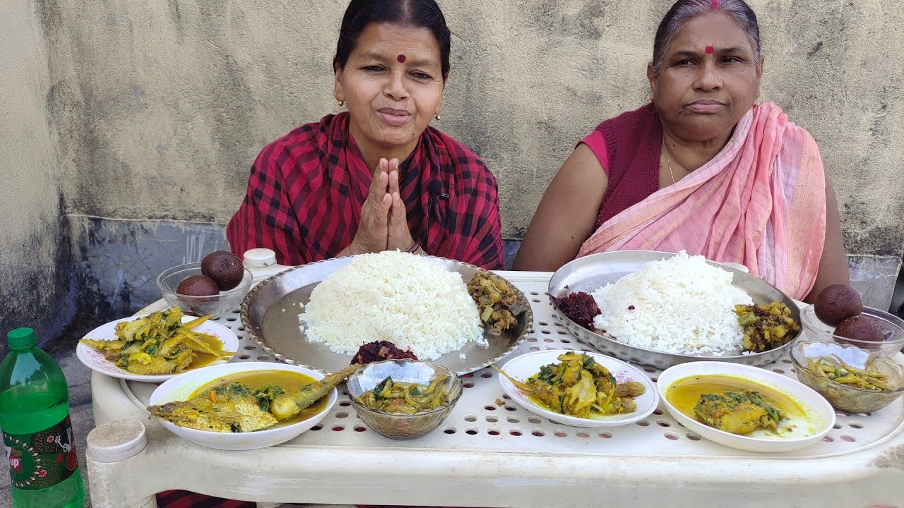 EATING BENGALI LUNCH MENU//RICE BIT BATA,VETKI MACHER TEL ,CHUNO MACH,AMUDE MACH AND FESHA MACH।।
