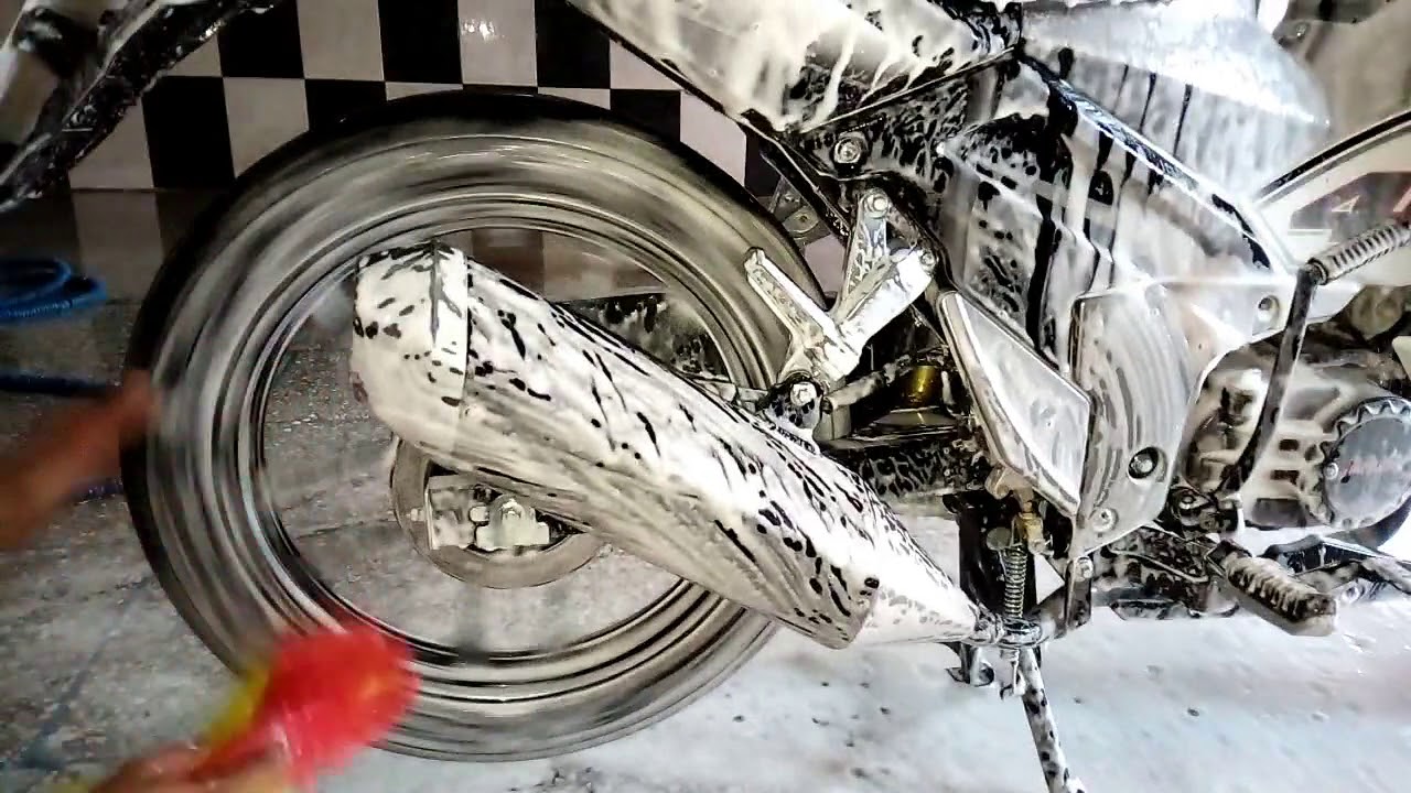 شاهد كيف يتم غسل الدراجات النارية بطريقة الرغوة المدهشة moto vlog #5