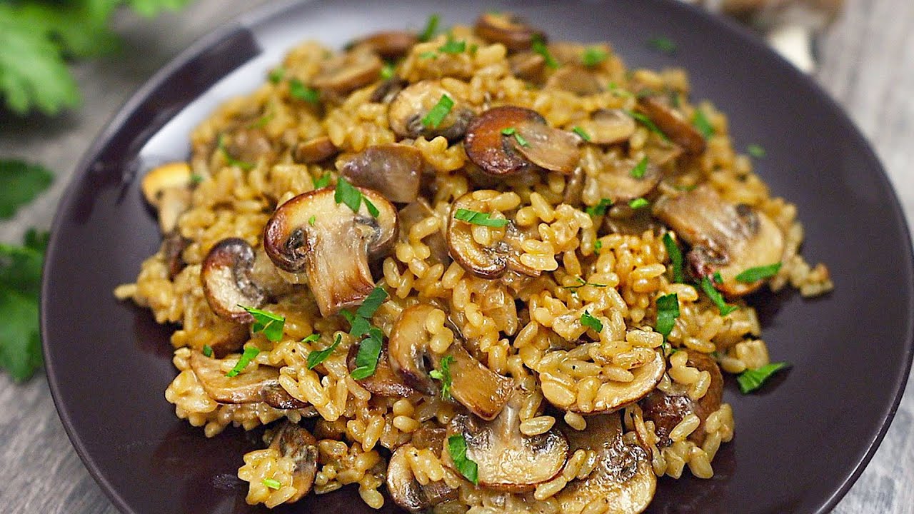 Zwei der besten und einfachsten Reisgerichte mit Gem&uuml;se und Pilzen. K&ouml;stliches Abendessen!