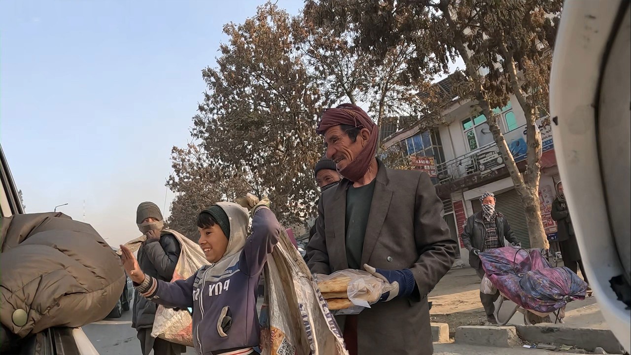 以爱为桥，中国善意点亮阿富汗街头，温暖了推车老人和孩子【NO:894】