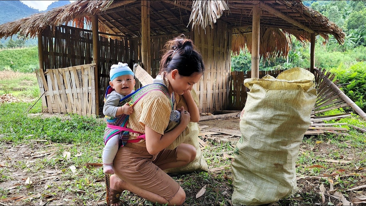 Single mother collects scrap metal along the riverbank - Girl Survival Build