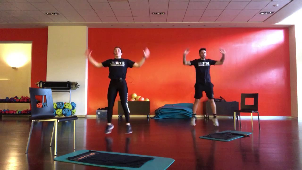 Allenamento con SEDIA - Gambe e Addominali
