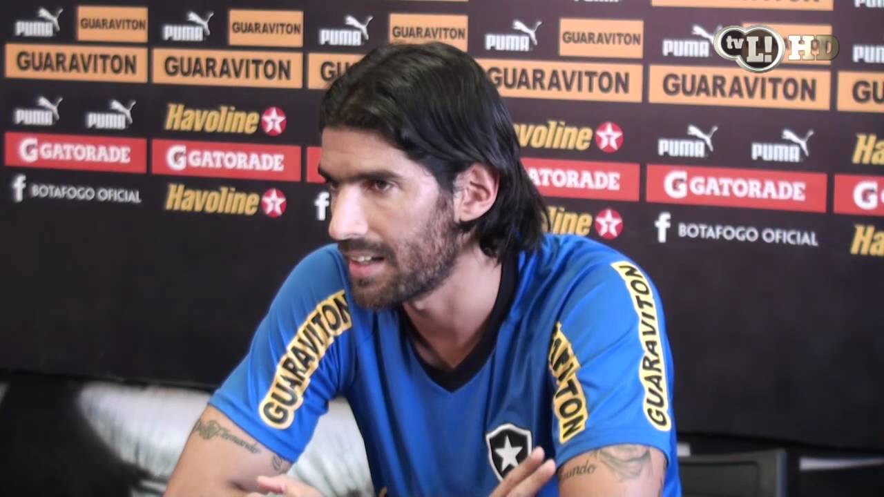 Loco Abreu distribui patadas após falhar em pênalti.