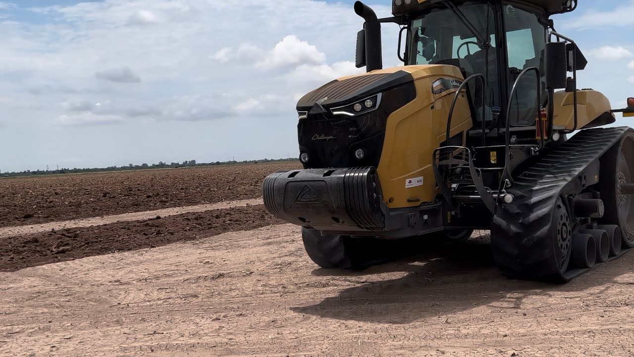 Bonito travajo de campo de este poderoso cat challenger MT740 con orugas