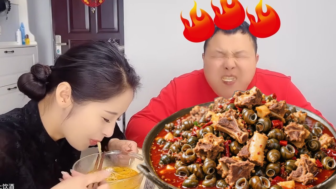 贪吃老公太小气，自己做田螺炖排骨吃只让妻子看着！我偷偷把辣椒塞鸡蛋里！