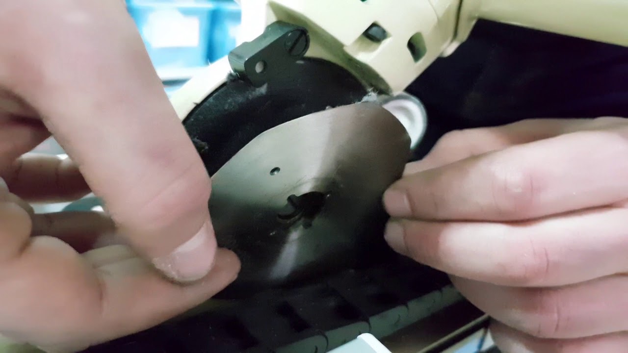 Замена лезвия в раскройной линейке DYDB-2A