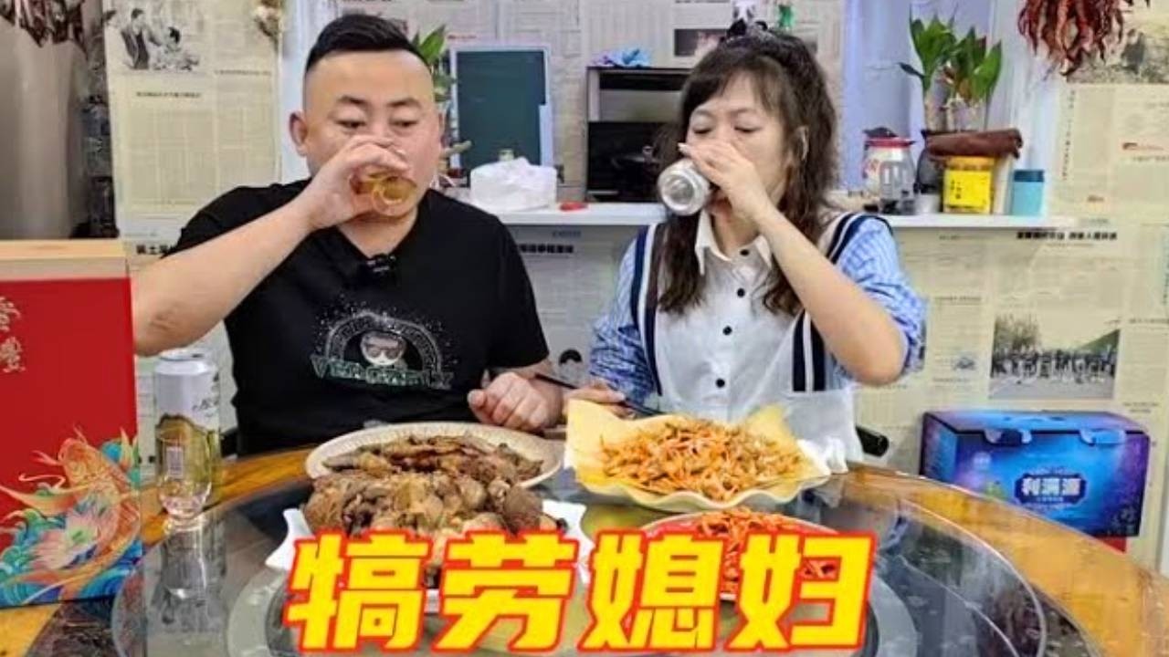 媳妇下连班归来整四个硬菜，进屋就开饭，两口子小酌太爽了！