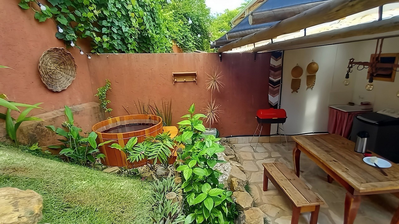 CASA 2 ÁGUAS PEQUENA com MEZANINO VARANDA QUINTAL e OFURÔ