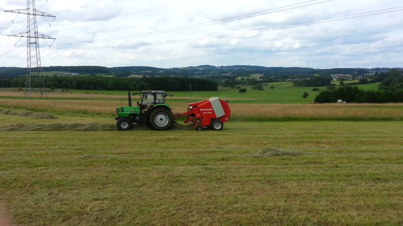 Deutz Agroprima 4.31 mit Welger RP 200 am Heupressen