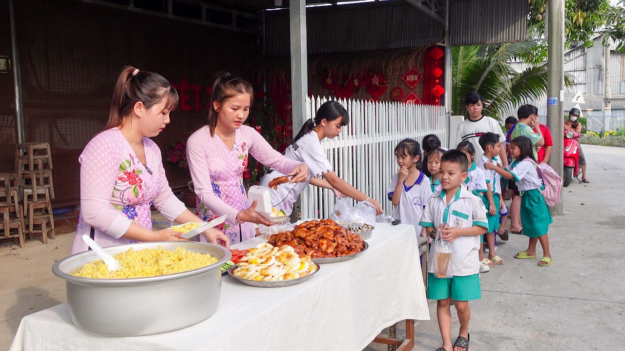 Cô Mỹ Thúy Tặng 75 Phần Cơm Gà Sốt Cam và Trà Đào cho Các Em Nhỏ Ở Quê | HQ #1839