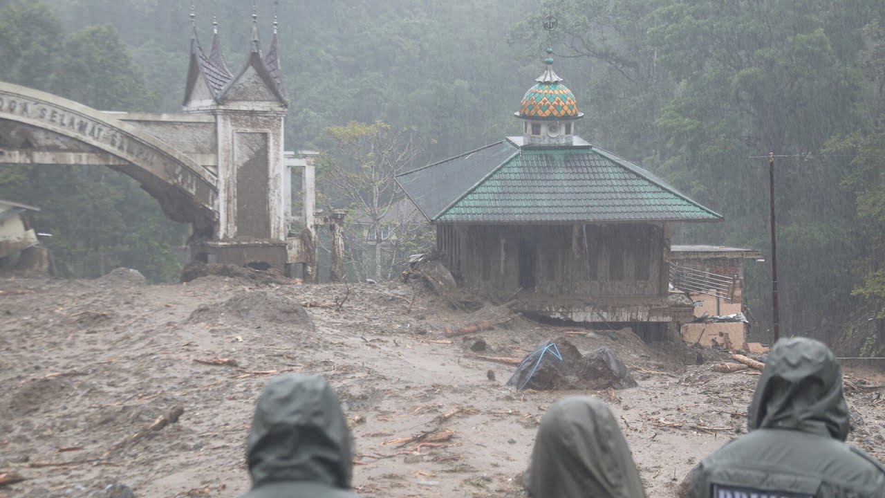 Hundreds dead as catastrophic flooding sweeps Southeast Asia