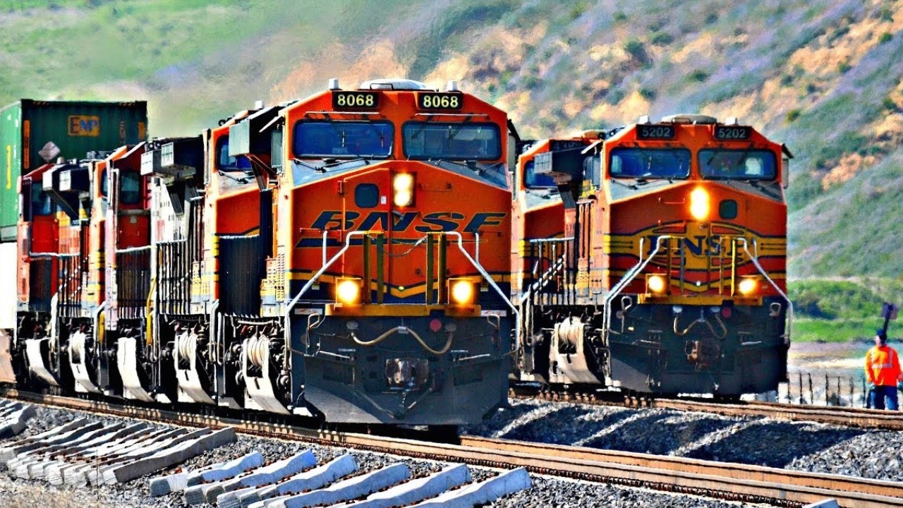HD: HIGH SPEED BNSF FREIGHT TRAINS ACROSS THE MOJAVE DESERT 2018 I PART TWO
