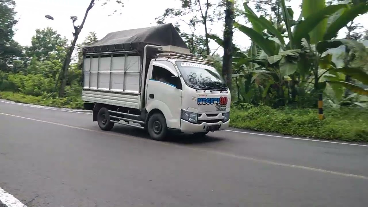 Menunggu Bus pariwisata Telaga Biru dan Haryo Trans lintasi tikungan nanjak lahor 