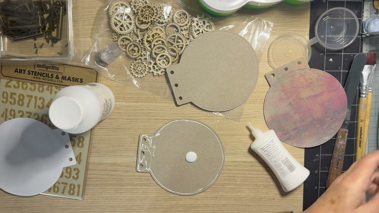 Как вам эти трафареты CraftAddictionUK для создания буклетов с образцами цветов?