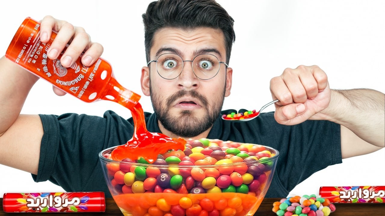 هر ترکیب عجیبی که  توی اینستا ببینیم رو باید بخوریم ( پیتزای اسمارتیز 🤮)