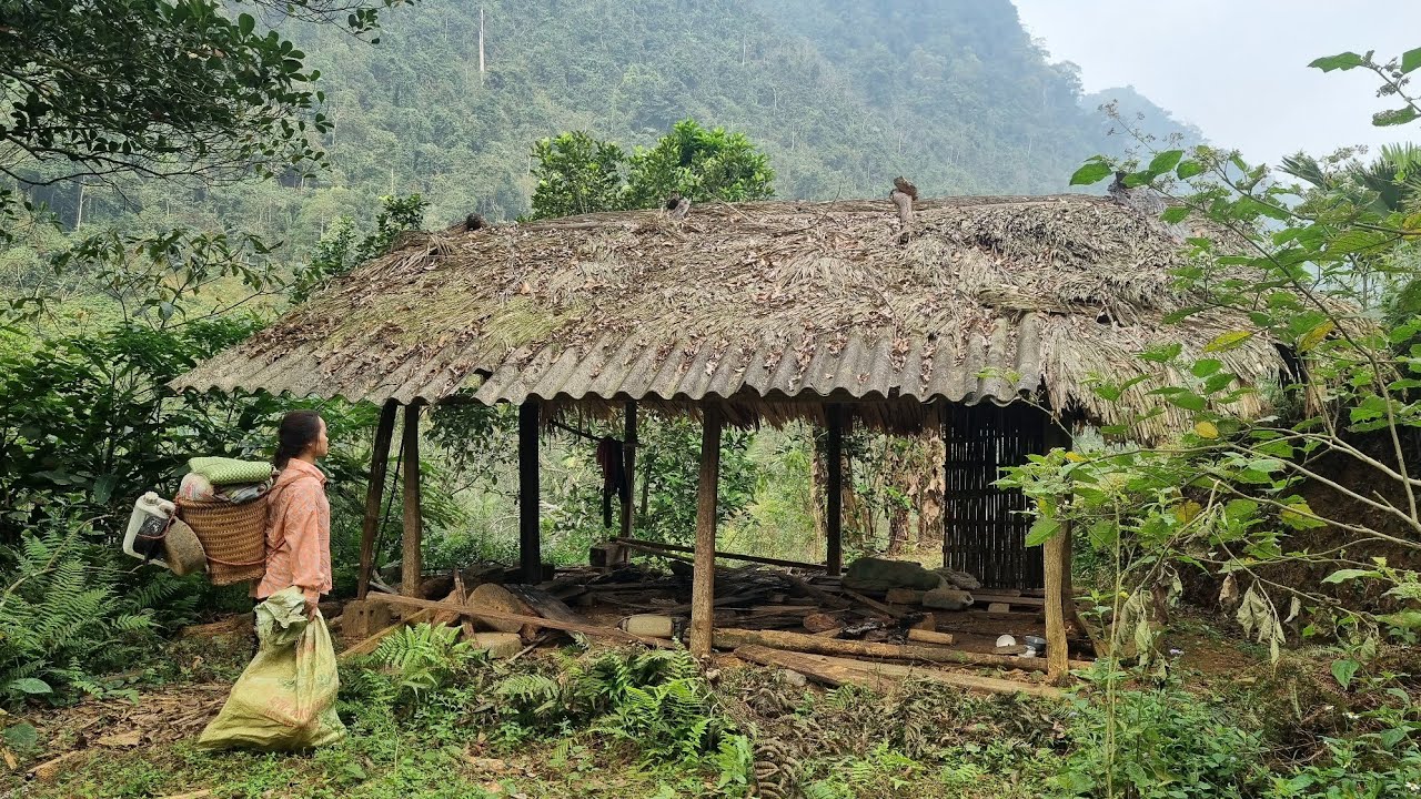 A single mother was kicked out by her husband and left to live alone in abandoned houses.