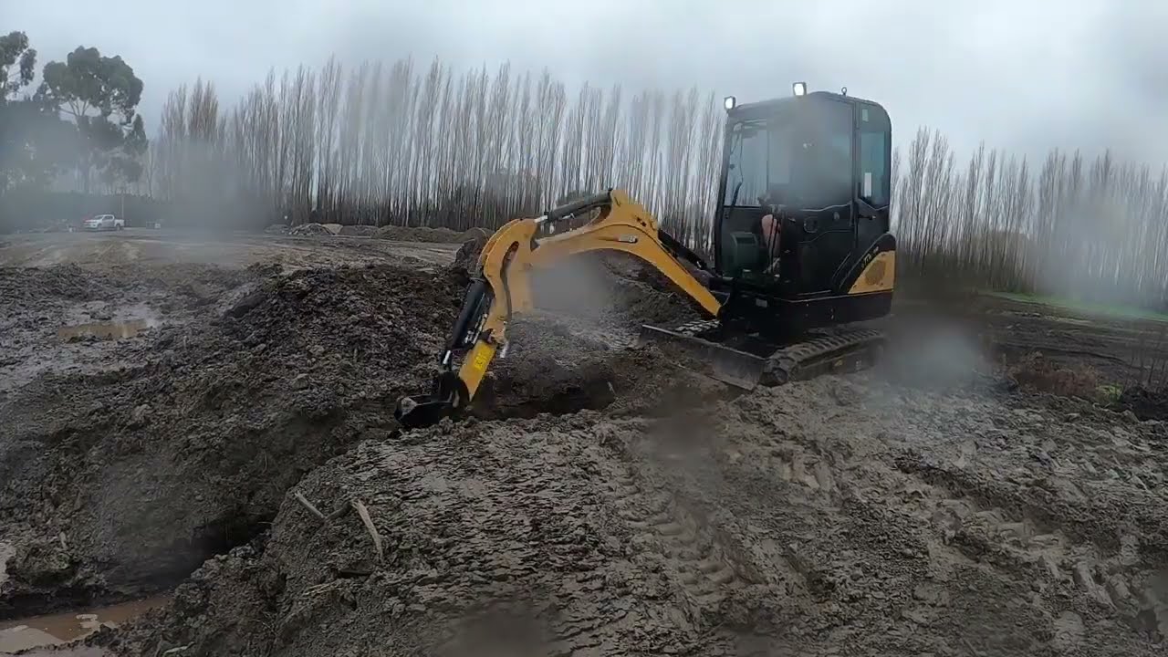 Carter's CT18-9B (1.9T) Excavator Cutting Trench For New Pipe