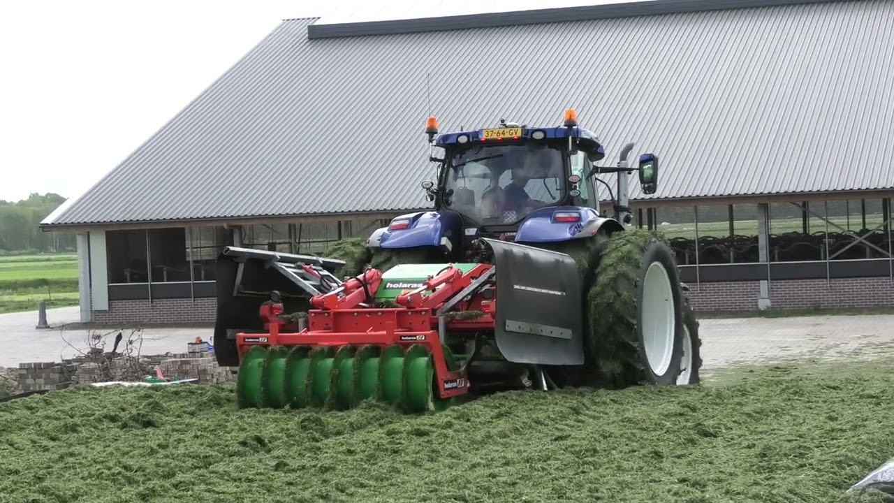 GRASKUIL AANRIJDEN MET EEN NEW HOLLAND T 7.270 HOLARAS KUILVERDELER