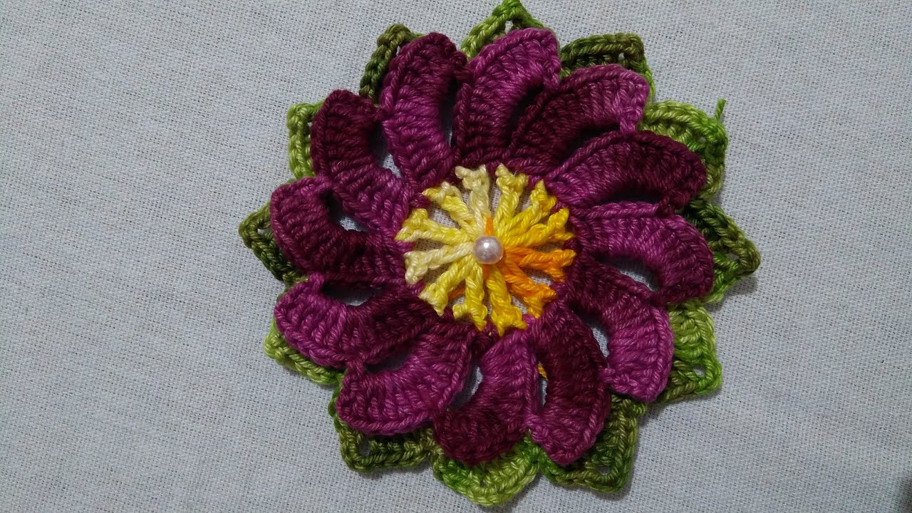 Flor violeta em crochê com Maria José