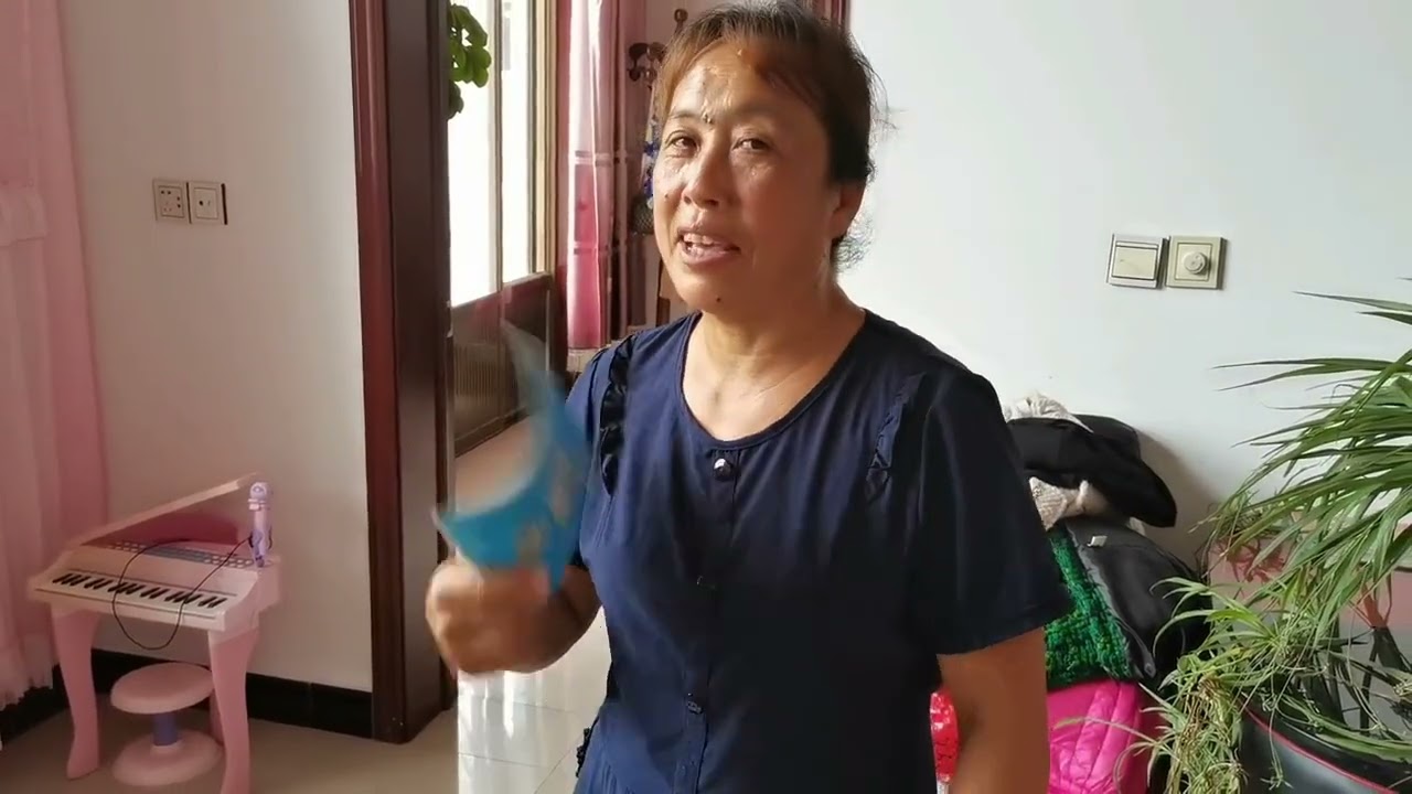 婆婆嫌儿媳裙子太短强行没收，儿媳气的追出去，公公的话把人逗笑