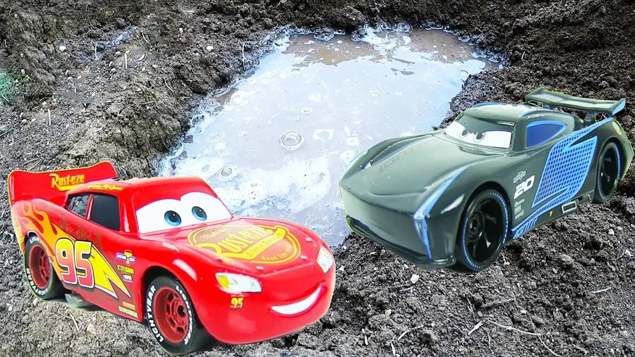 Şimşek McQueen ve Jackson Storm Arabalar İle Oyun Oynuyoruz