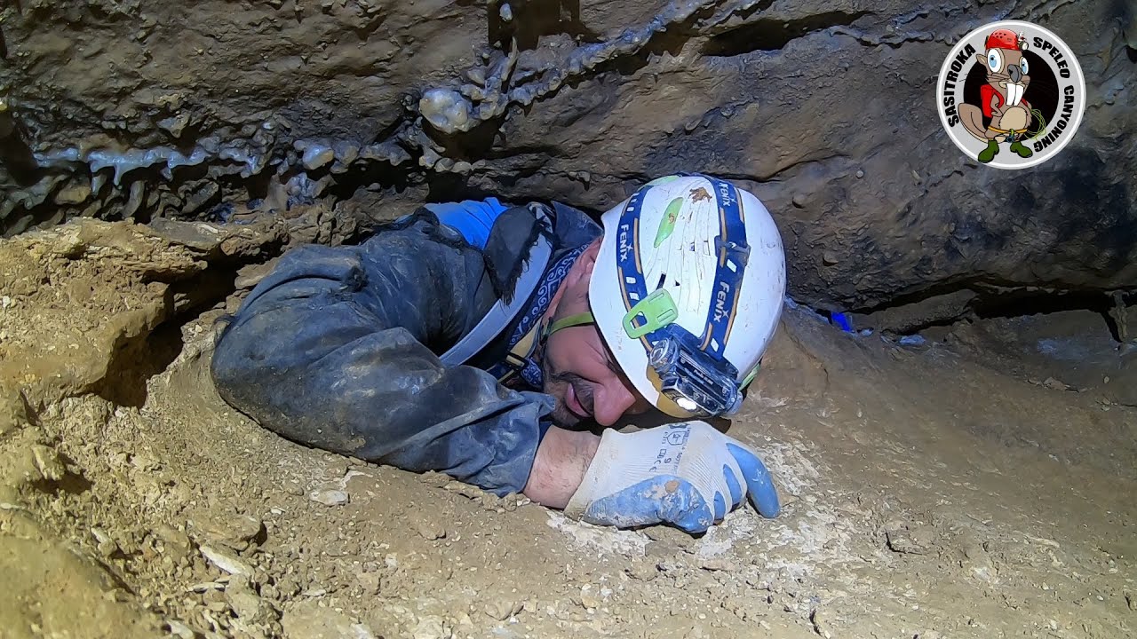 Paso estrecho y claustrofóbico. Espeleología extrema.
