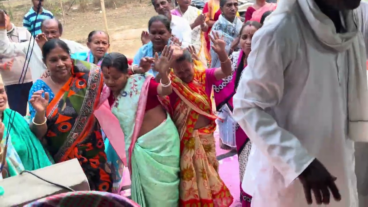 বৃন্দাবনে ফুল ফুটেছে লাল গোলাপ আর সাদা কোন ফুলেতে কৃষ্ণ আছে কোন ফুলাতে রাধা 🙏🏻🙏🏻🙏🏻🌸🌺