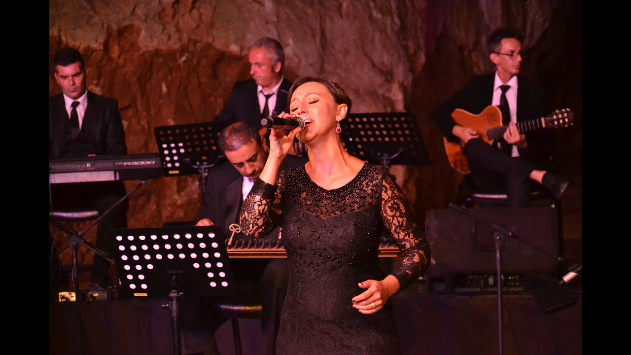 Ayşe Gül Yüzgeç - Mevsimler Yas Tutup Güller Ağlasın