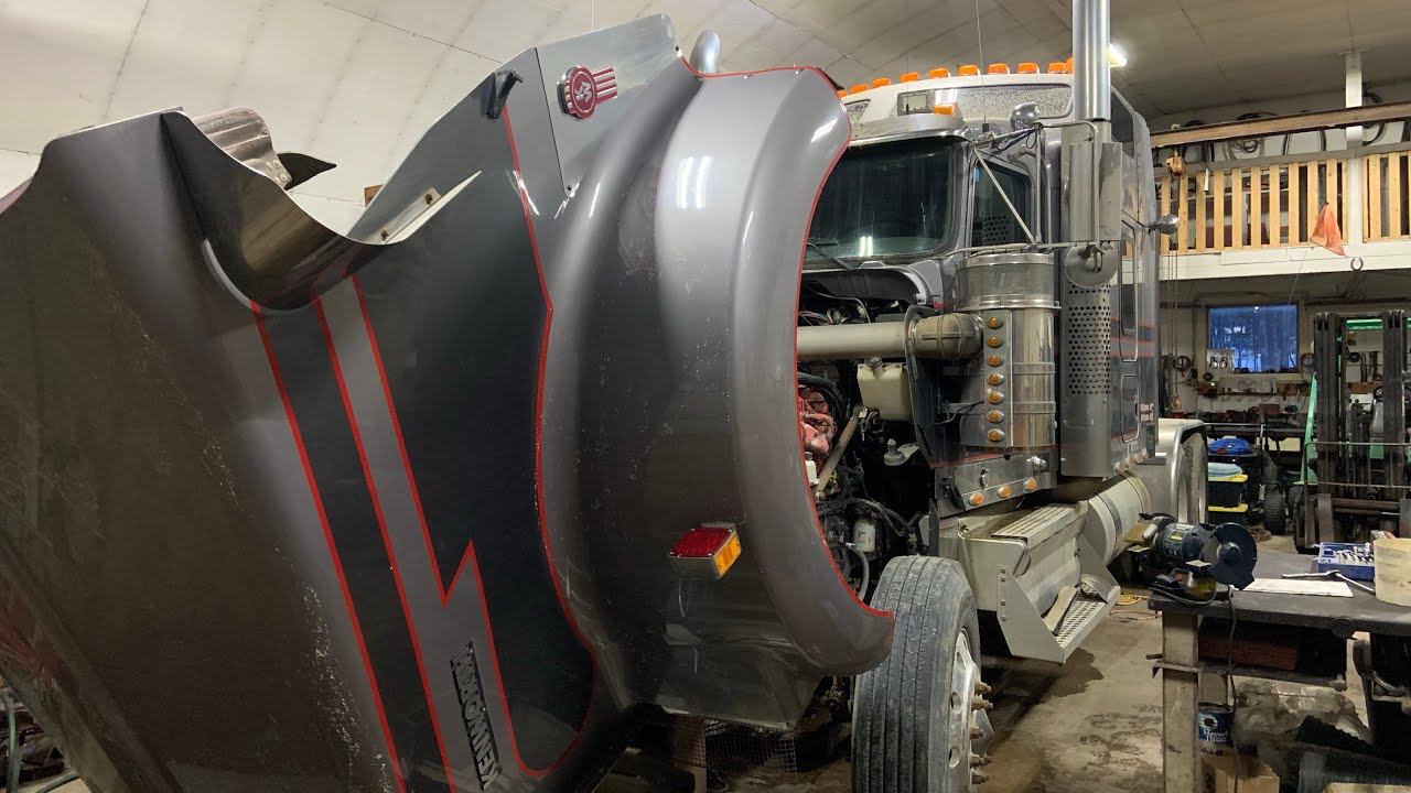 Утечка охлаждающей жидкости из Kenworth и затопление открытого катка.