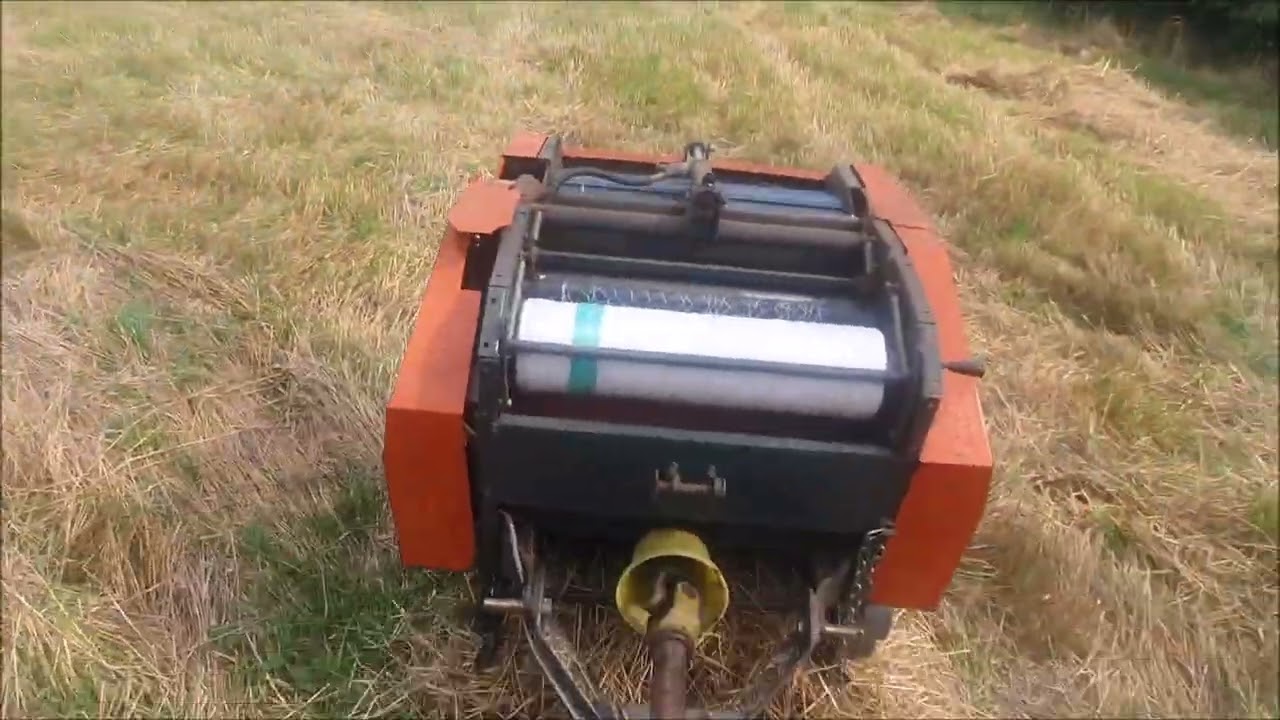 Lisování slamy Zetor 7011 s minibalíkovačem