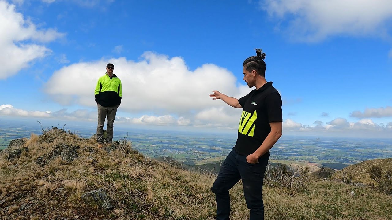 We finish fixing the woolshed roof! and some people look at a view.