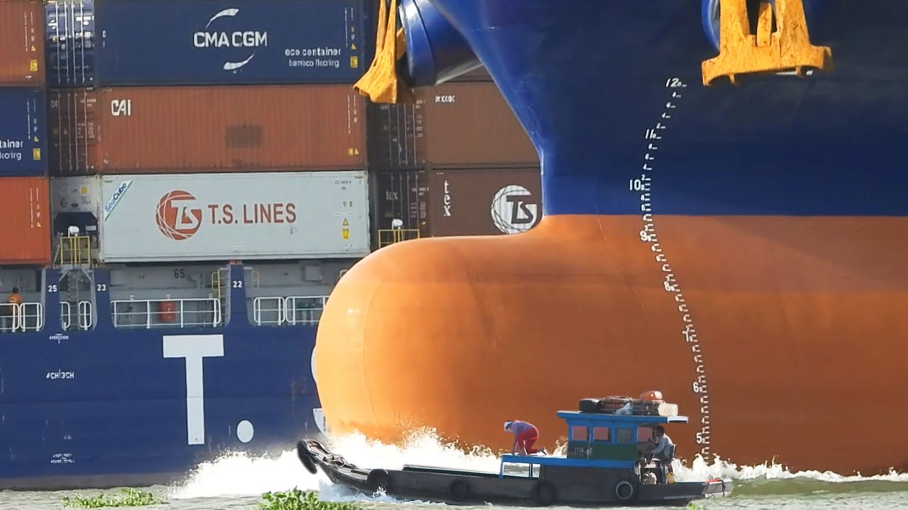 Zu gro&szlig;, wenn man den Bug des riesigen Schiffes sieht, das auf dem Wasser l&auml;uft Schiffsbeobachtung