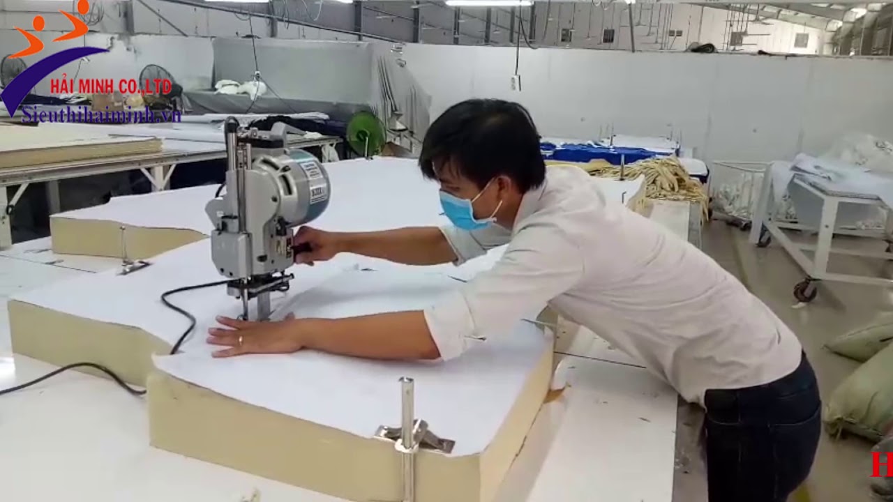 Kh&aacute;ch h&agrave;ng sử dụng m&aacute;y cắt vải đứng KM KSU 103 8 inch 750W