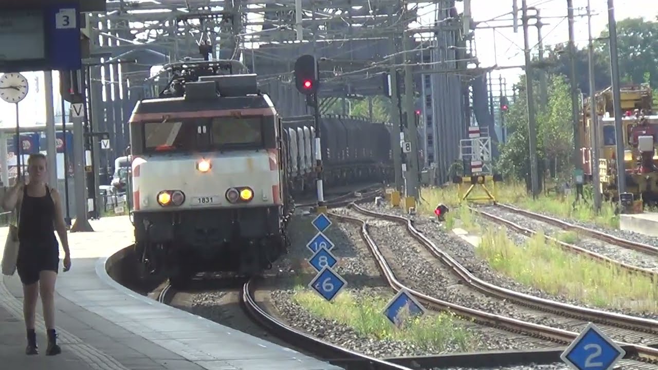 Goederentrein met een 1600 ervoor komt door Zutphen doorrijden