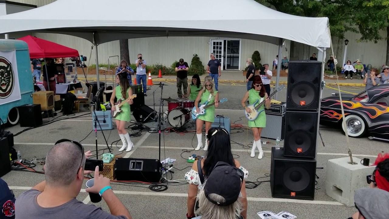 The Surfrajettes ~ The New England Shake-Up 6 Car Show