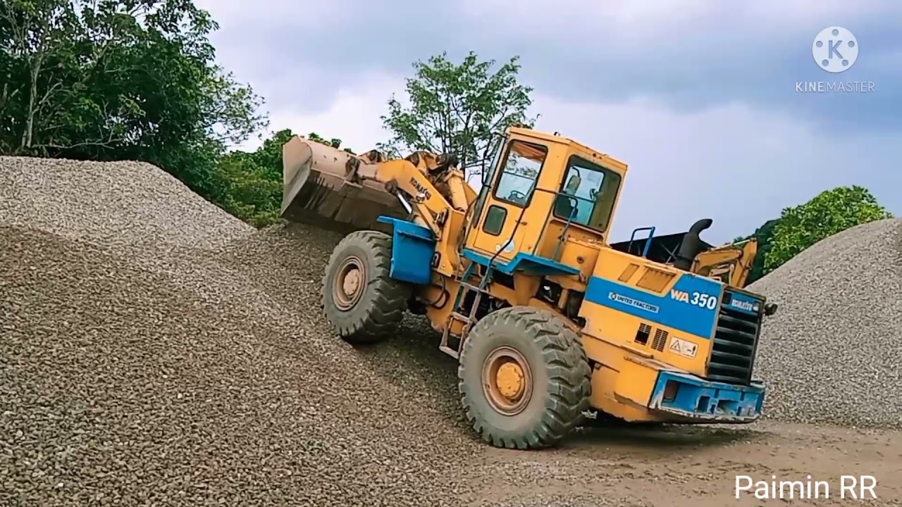 Wheel loader WA 350 Komatsu merapikan batu pecah 2/3 material (batu split)