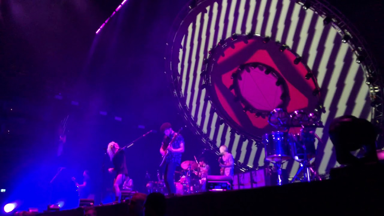 Paramore - Hard Times - Live @ O2 Arena London 12/1/2018