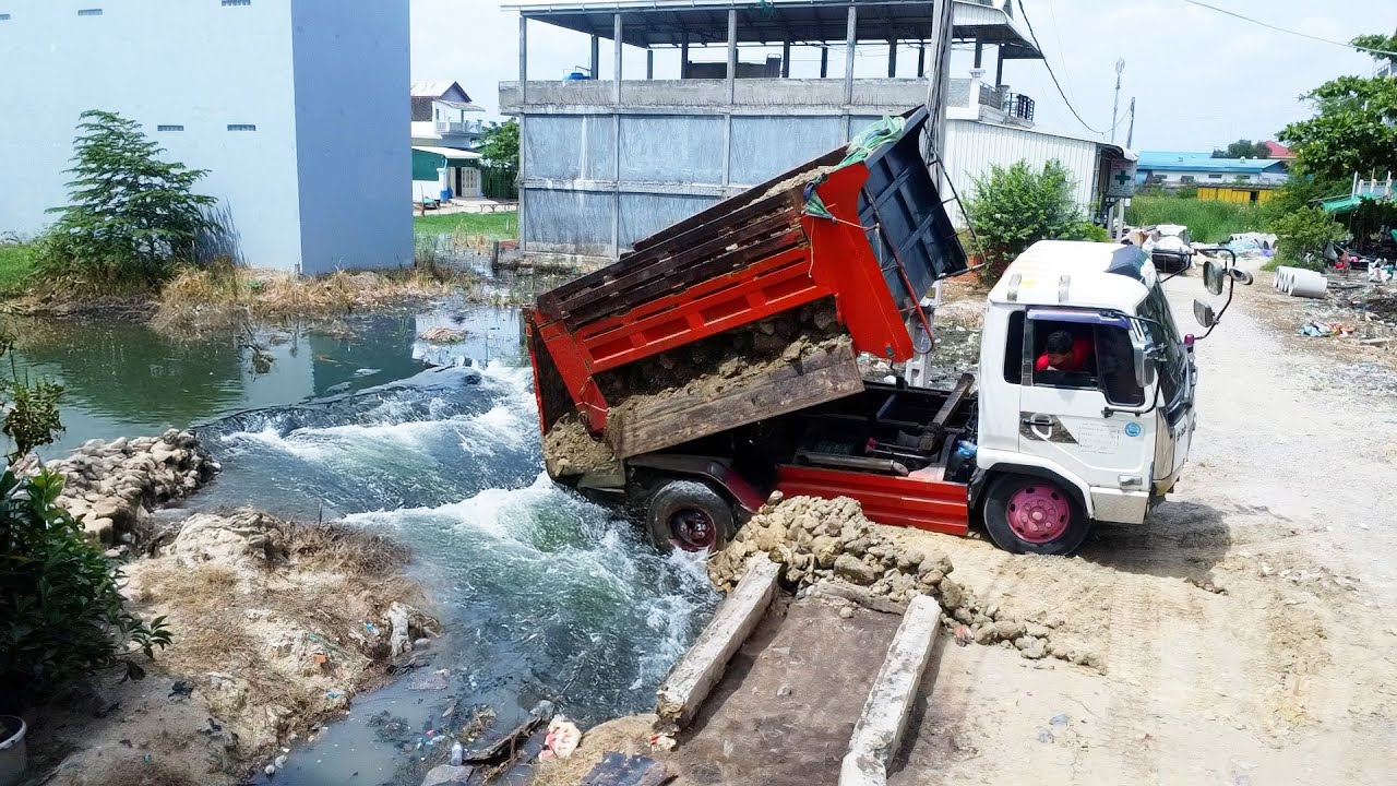 Extreme Construction Action – Bulldozer & 5T Truck at Work!
